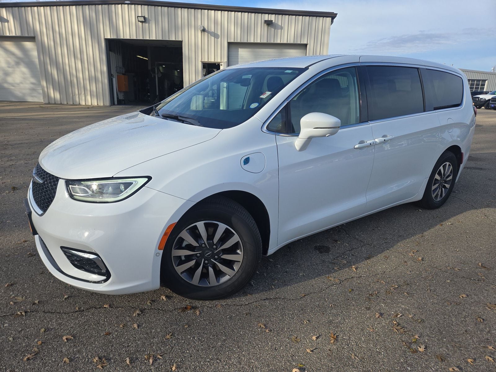 2022 Chrysler Pacifica Hybrid Touring L Theatre System!